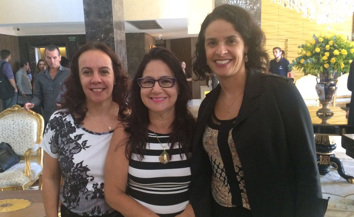 Representando o TCEMG, a diretora-geral, Gislaine Fois Fernandes (centro) e as servidoras Ana Cristina Salles e Flavia Gontijo